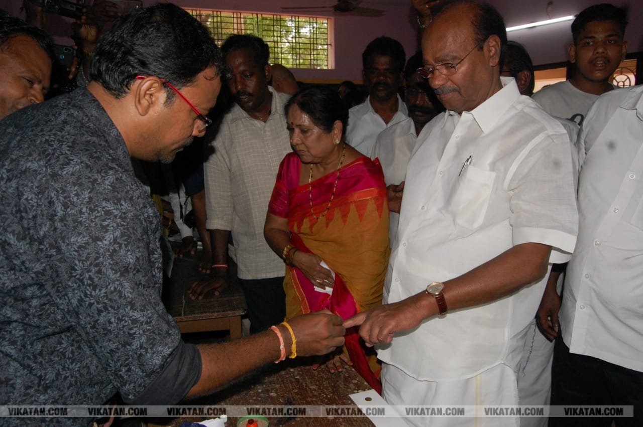 கமல், அஜித் முதல் முதல்வர் வரை... ஜனநாயகக் கடமையாற்றிய பிரபலங்கள்! - சிறப்பு புகைப்படத் தொகுப்பு கமல், அஜித் முதல் முதல்வர் வரை... ஜனநாயகக் கடமையாற்றிய பிரபலங்கள்! - சிறப்பு புகைப்படத் தொகுப்பு