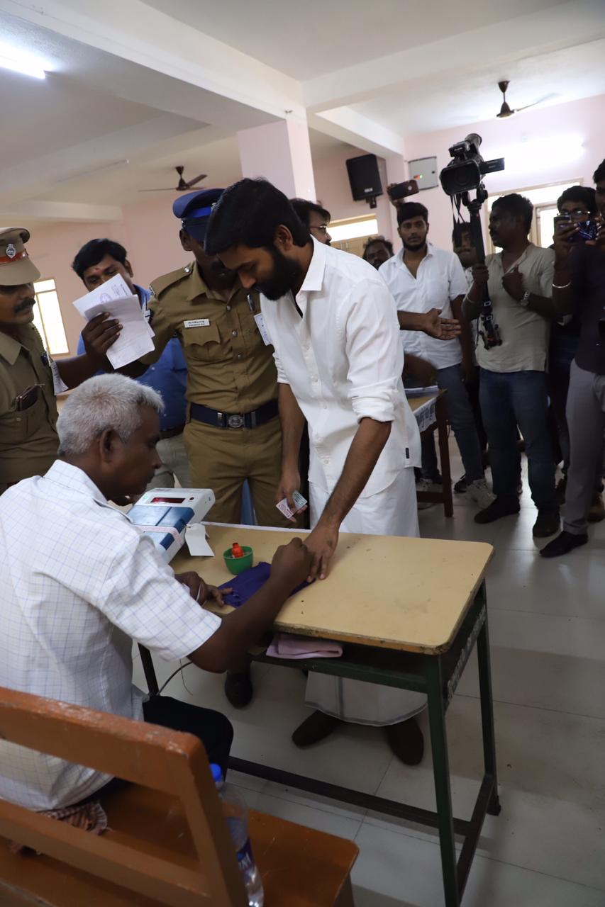 கமல், அஜித் முதல் முதல்வர் வரை... ஜனநாயகக் கடமையாற்றிய பிரபலங்கள்! - சிறப்பு புகைப்படத் தொகுப்பு கமல், அஜித் முதல் முதல்வர் வரை... ஜனநாயகக் கடமையாற்றிய பிரபலங்கள்! - சிறப்பு புகைப்படத் தொகுப்பு