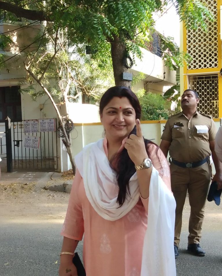 கமல், அஜித் முதல் முதல்வர் வரை... ஜனநாயகக் கடமையாற்றிய பிரபலங்கள்! - சிறப்பு புகைப்படத் தொகுப்பு கமல், அஜித் முதல் முதல்வர் வரை... ஜனநாயகக் கடமையாற்றிய பிரபலங்கள்! - சிறப்பு புகைப்படத் தொகுப்பு