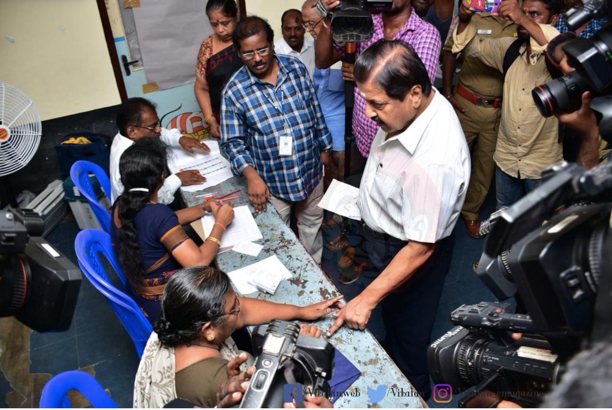 கமல், அஜித் முதல் முதல்வர் வரை... ஜனநாயகக் கடமையாற்றிய பிரபலங்கள்! - சிறப்பு புகைப்படத் தொகுப்பு கமல், அஜித் முதல் முதல்வர் வரை... ஜனநாயகக் கடமையாற்றிய பிரபலங்கள்! - சிறப்பு புகைப்படத் தொகுப்பு