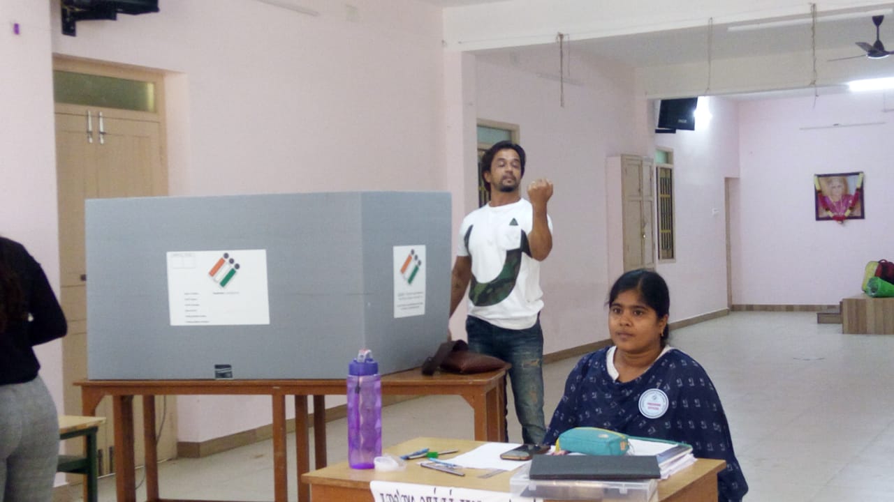கமல், அஜித் முதல் முதல்வர் வரை... ஜனநாயகக் கடமையாற்றிய பிரபலங்கள்! - சிறப்பு புகைப்படத் தொகுப்பு கமல், அஜித் முதல் முதல்வர் வரை... ஜனநாயகக் கடமையாற்றிய பிரபலங்கள்! - சிறப்பு புகைப்படத் தொகுப்பு