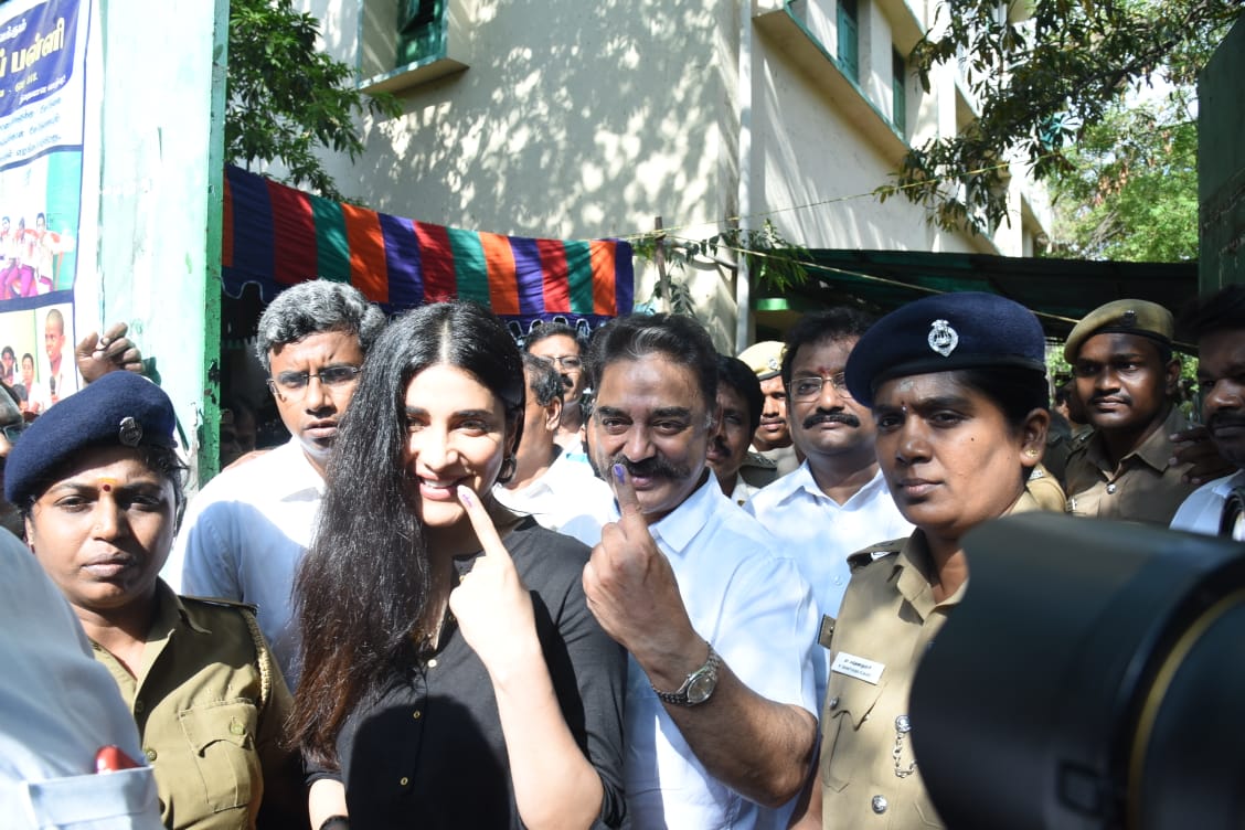 கமல், அஜித் முதல் முதல்வர் வரை... ஜனநாயகக் கடமையாற்றிய பிரபலங்கள்! - சிறப்பு புகைப்படத் தொகுப்பு கமல், அஜித் முதல் முதல்வர் வரை... ஜனநாயகக் கடமையாற்றிய பிரபலங்கள்! - சிறப்பு புகைப்படத் தொகுப்பு