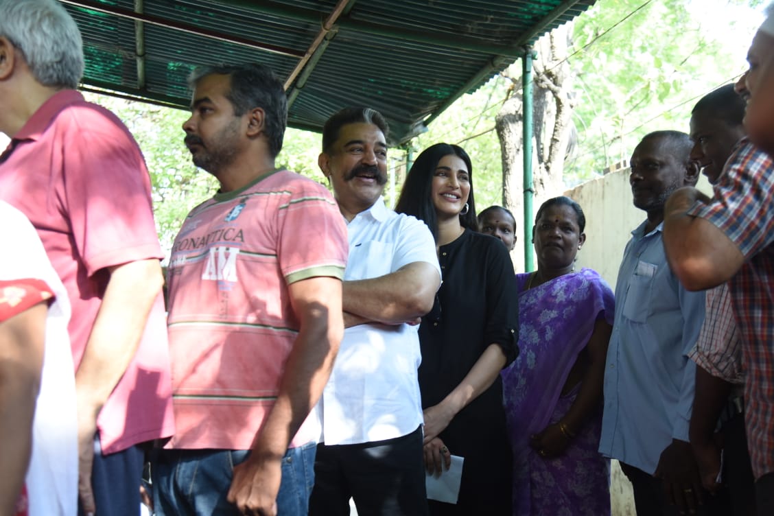 கமல், அஜித் முதல் முதல்வர் வரை... ஜனநாயகக் கடமையாற்றிய பிரபலங்கள்! - சிறப்பு புகைப்படத் தொகுப்பு கமல், அஜித் முதல் முதல்வர் வரை... ஜனநாயகக் கடமையாற்றிய பிரபலங்கள்! - சிறப்பு புகைப்படத் தொகுப்பு