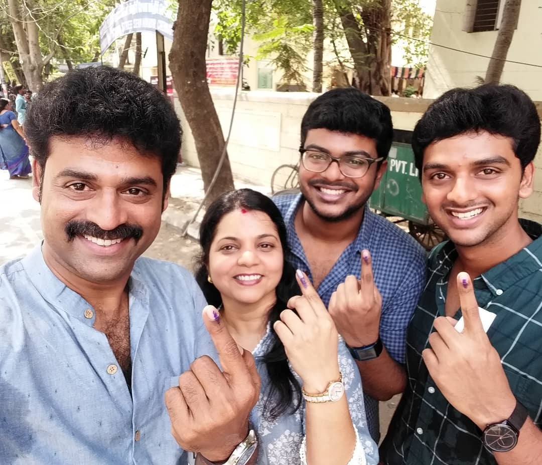 கமல், அஜித் முதல் முதல்வர் வரை... ஜனநாயகக் கடமையாற்றிய பிரபலங்கள்! - சிறப்பு புகைப்படத் தொகுப்பு கமல், அஜித் முதல் முதல்வர் வரை... ஜனநாயகக் கடமையாற்றிய பிரபலங்கள்! - சிறப்பு புகைப்படத் தொகுப்பு
