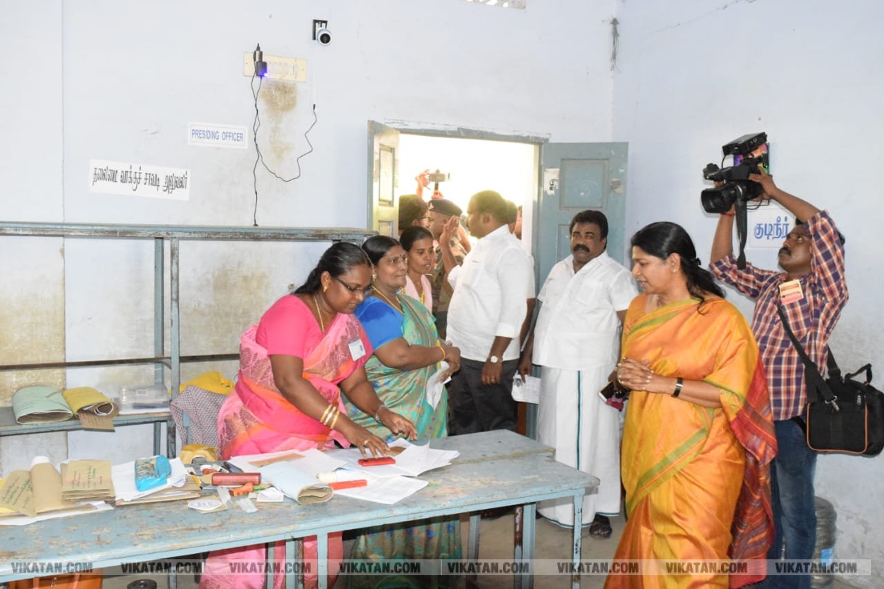 கமல், அஜித் முதல் முதல்வர் வரை... ஜனநாயகக் கடமையாற்றிய பிரபலங்கள்! - சிறப்பு புகைப்படத் தொகுப்பு கமல், அஜித் முதல் முதல்வர் வரை... ஜனநாயகக் கடமையாற்றிய பிரபலங்கள்! - சிறப்பு புகைப்படத் தொகுப்பு
