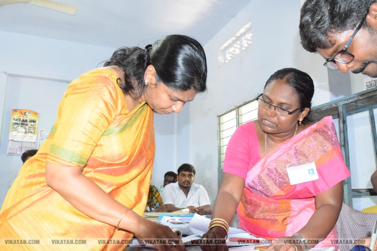 கமல், அஜித் முதல் முதல்வர் வரை... ஜனநாயகக் கடமையாற்றிய பிரபலங்கள்! - சிறப்பு புகைப்படத் தொகுப்பு கமல், அஜித் முதல் முதல்வர் வரை... ஜனநாயகக் கடமையாற்றிய பிரபலங்கள்! - சிறப்பு புகைப்படத் தொகுப்பு