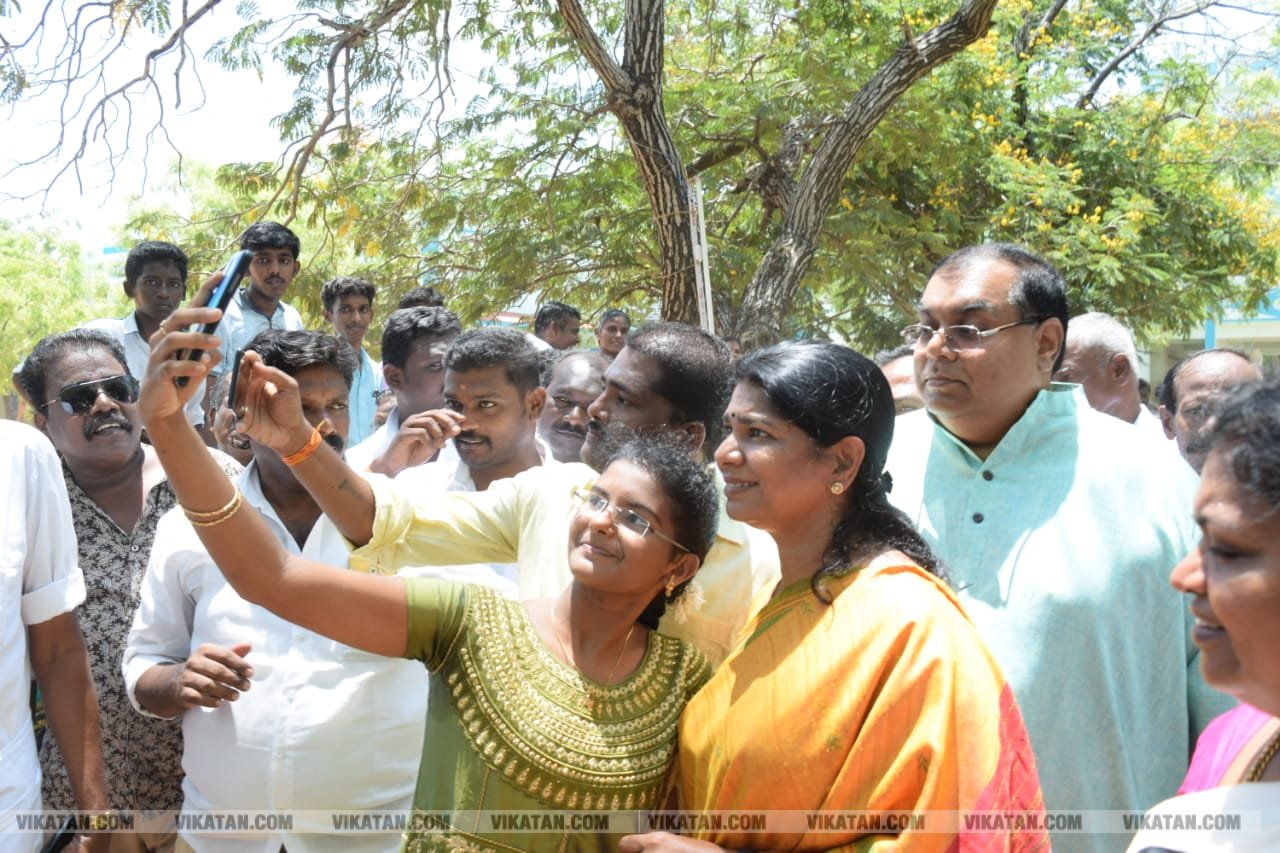 கமல், அஜித் முதல் முதல்வர் வரை... ஜனநாயகக் கடமையாற்றிய பிரபலங்கள்! - சிறப்பு புகைப்படத் தொகுப்பு கமல், அஜித் முதல் முதல்வர் வரை... ஜனநாயகக் கடமையாற்றிய பிரபலங்கள்! - சிறப்பு புகைப்படத் தொகுப்பு