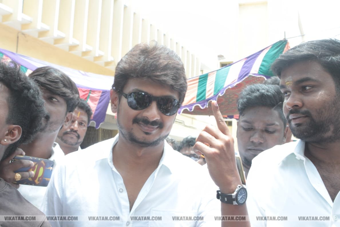 கமல், அஜித் முதல் முதல்வர் வரை... ஜனநாயகக் கடமையாற்றிய பிரபலங்கள்! - சிறப்பு புகைப்படத் தொகுப்பு கமல், அஜித் முதல் முதல்வர் வரை... ஜனநாயகக் கடமையாற்றிய பிரபலங்கள்! - சிறப்பு புகைப்படத் தொகுப்பு