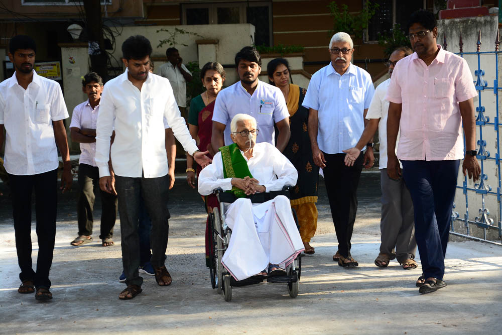 கமல், அஜித் முதல் முதல்வர் வரை... ஜனநாயகக் கடமையாற்றிய பிரபலங்கள்! - சிறப்பு புகைப்படத் தொகுப்பு கமல், அஜித் முதல் முதல்வர் வரை... ஜனநாயகக் கடமையாற்றிய பிரபலங்கள்! - சிறப்பு புகைப்படத் தொகுப்பு