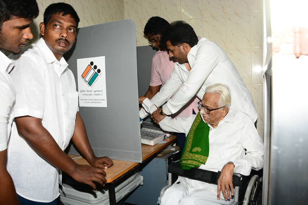 கமல், அஜித் முதல் முதல்வர் வரை... ஜனநாயகக் கடமையாற்றிய பிரபலங்கள்! - சிறப்பு புகைப்படத் தொகுப்பு கமல், அஜித் முதல் முதல்வர் வரை... ஜனநாயகக் கடமையாற்றிய பிரபலங்கள்! - சிறப்பு புகைப்படத் தொகுப்பு