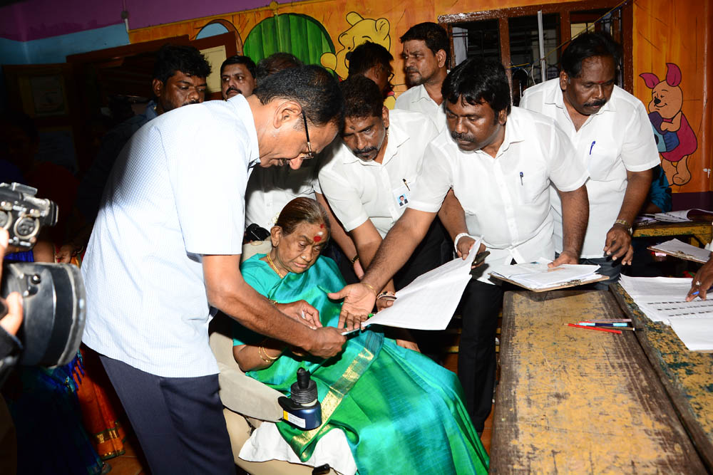 கமல், அஜித் முதல் முதல்வர் வரை... ஜனநாயகக் கடமையாற்றிய பிரபலங்கள்! - சிறப்பு புகைப்படத் தொகுப்பு கமல், அஜித் முதல் முதல்வர் வரை... ஜனநாயகக் கடமையாற்றிய பிரபலங்கள்! - சிறப்பு புகைப்படத் தொகுப்பு