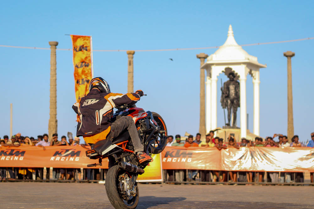 புதுச்சேரி காந்தி திடலில் நடைபெற்ற தேர்தல் விழிப்புணர்வு பைக் ஸ்டண்ட் நிகழ்ச்சி புதுச்சேரி காந்தி திடலில் நடைபெற்ற தேர்தல் விழிப்புணர்வு பைக் ஸ்டண்ட் நிகழ்ச்சி