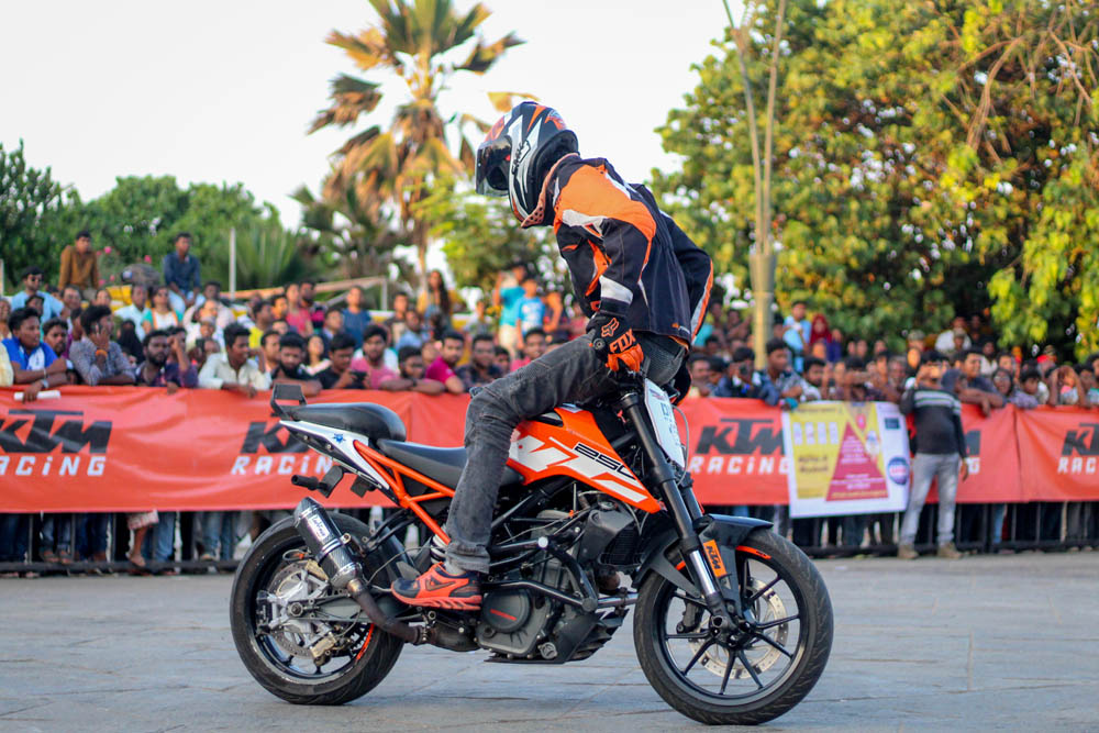 புதுச்சேரி காந்தி திடலில் நடைபெற்ற தேர்தல் விழிப்புணர்வு பைக் ஸ்டண்ட் நிகழ்ச்சி புதுச்சேரி காந்தி திடலில் நடைபெற்ற தேர்தல் விழிப்புணர்வு பைக் ஸ்டண்ட் நிகழ்ச்சி