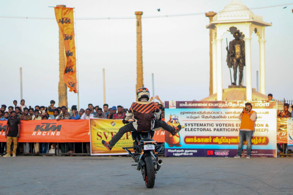 புதுச்சேரி காந்தி திடலில் நடைபெற்ற தேர்தல் விழிப்புணர்வு பைக் ஸ்டண்ட் நிகழ்ச்சி புதுச்சேரி காந்தி திடலில் நடைபெற்ற தேர்தல் விழிப்புணர்வு பைக் ஸ்டண்ட் நிகழ்ச்சி