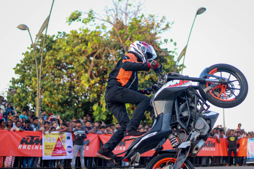 புதுச்சேரி காந்தி திடலில் நடைபெற்ற தேர்தல் விழிப்புணர்வு பைக் ஸ்டண்ட் நிகழ்ச்சி புதுச்சேரி காந்தி திடலில் நடைபெற்ற தேர்தல் விழிப்புணர்வு பைக் ஸ்டண்ட் நிகழ்ச்சி