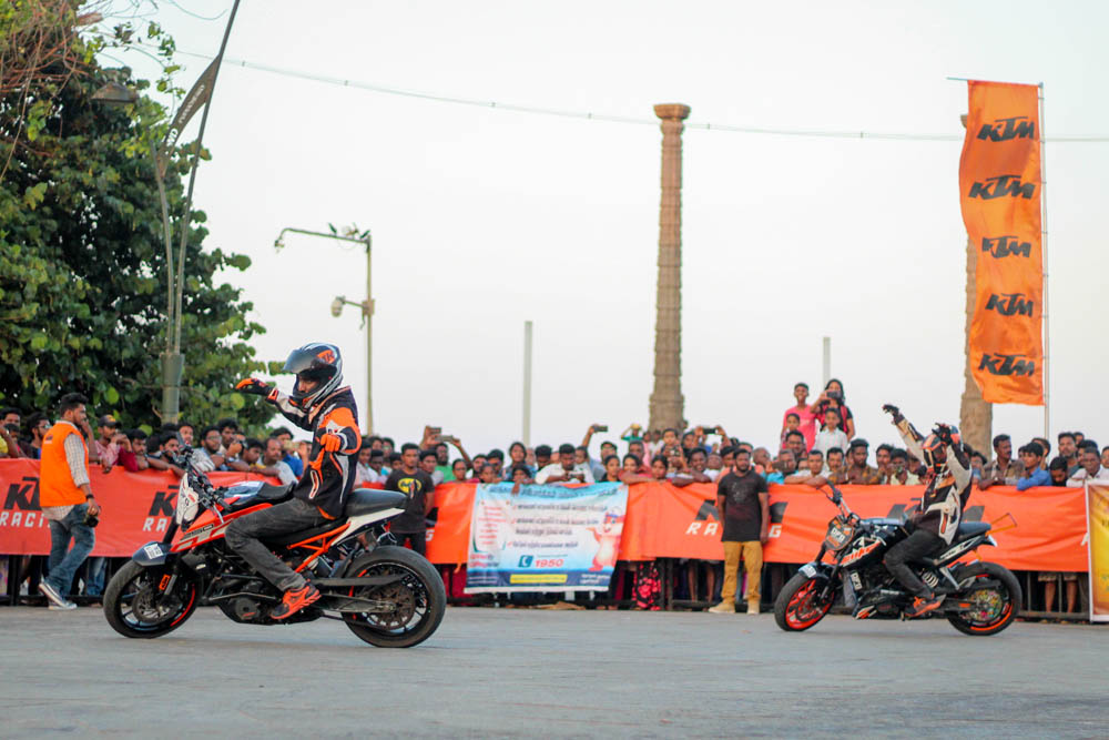 புதுச்சேரி காந்தி திடலில் நடைபெற்ற தேர்தல் விழிப்புணர்வு பைக் ஸ்டண்ட் நிகழ்ச்சி புதுச்சேரி காந்தி திடலில் நடைபெற்ற தேர்தல் விழிப்புணர்வு பைக் ஸ்டண்ட் நிகழ்ச்சி
