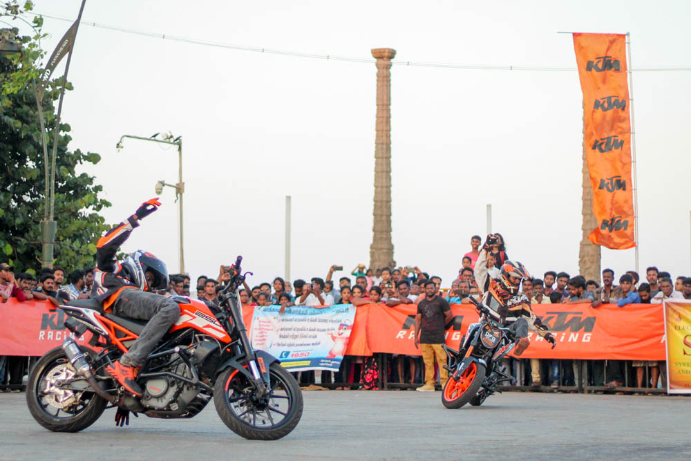 புதுச்சேரி காந்தி திடலில் நடைபெற்ற தேர்தல் விழிப்புணர்வு பைக் ஸ்டண்ட் நிகழ்ச்சி புதுச்சேரி காந்தி திடலில் நடைபெற்ற தேர்தல் விழிப்புணர்வு பைக் ஸ்டண்ட் நிகழ்ச்சி