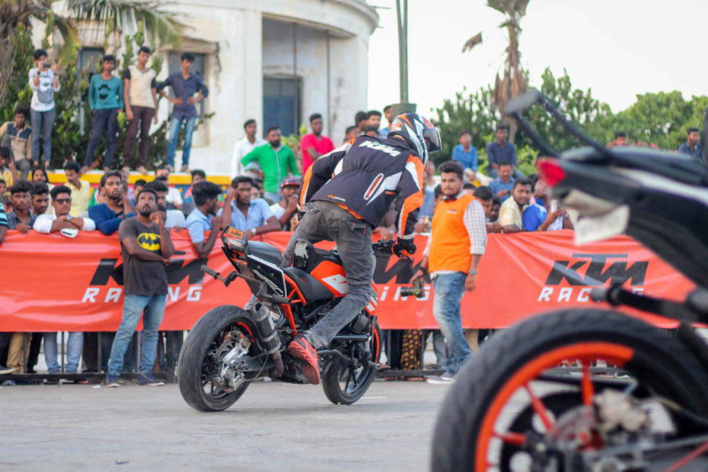 புதுச்சேரி காந்தி திடலில் நடைபெற்ற தேர்தல் விழிப்புணர்வு பைக் ஸ்டண்ட் நிகழ்ச்சி புதுச்சேரி காந்தி திடலில் நடைபெற்ற தேர்தல் விழிப்புணர்வு பைக் ஸ்டண்ட் நிகழ்ச்சி
