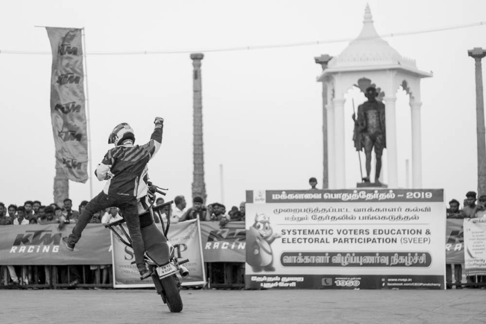 புதுச்சேரி காந்தி திடலில் நடைபெற்ற தேர்தல் விழிப்புணர்வு பைக் ஸ்டண்ட் நிகழ்ச்சி புதுச்சேரி காந்தி திடலில் நடைபெற்ற தேர்தல் விழிப்புணர்வு பைக் ஸ்டண்ட் நிகழ்ச்சி