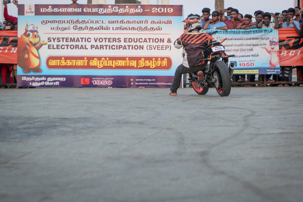 புதுச்சேரி காந்தி திடலில் நடைபெற்ற தேர்தல் விழிப்புணர்வு பைக் ஸ்டண்ட் நிகழ்ச்சி புதுச்சேரி காந்தி திடலில் நடைபெற்ற தேர்தல் விழிப்புணர்வு பைக் ஸ்டண்ட் நிகழ்ச்சி