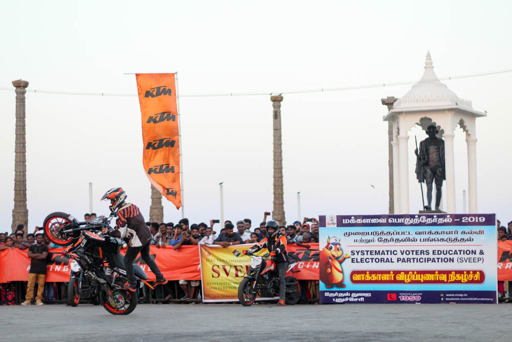 புதுச்சேரி காந்தி திடலில் நடைபெற்ற தேர்தல் விழிப்புணர்வு பைக் ஸ்டண்ட் நிகழ்ச்சி புதுச்சேரி காந்தி திடலில் நடைபெற்ற தேர்தல் விழிப்புணர்வு பைக் ஸ்டண்ட் நிகழ்ச்சி