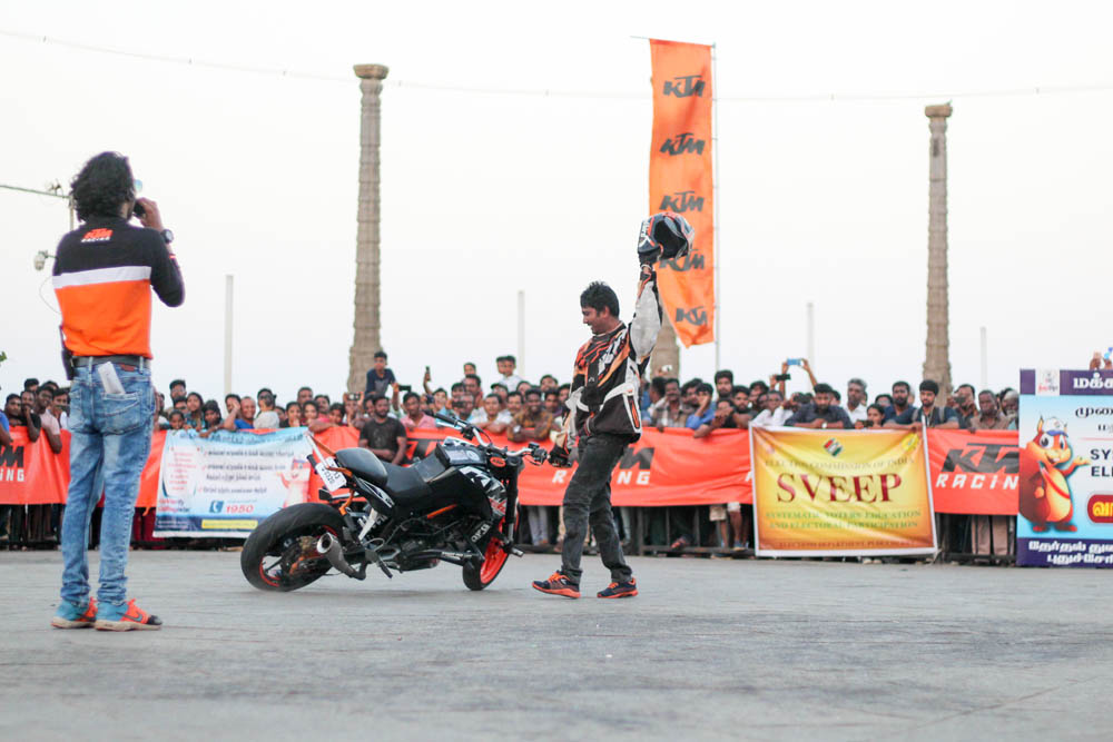 புதுச்சேரி காந்தி திடலில் நடைபெற்ற தேர்தல் விழிப்புணர்வு பைக் ஸ்டண்ட் நிகழ்ச்சி புதுச்சேரி காந்தி திடலில் நடைபெற்ற தேர்தல் விழிப்புணர்வு பைக் ஸ்டண்ட் நிகழ்ச்சி
