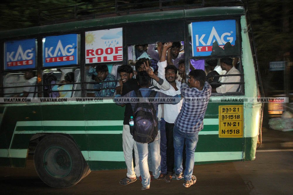 வாக்களிப்பதற்காக 'ரிஸ்க்' பயணம்... போதிய பேருந்துகளின்றி தவித்த மக்கள்! #NightVisit வாக்களிப்பதற்காக 'ரிஸ்க்' பயணம்... போதிய பேருந்துகளின்றி தவித்த மக்கள்! #NightVisit