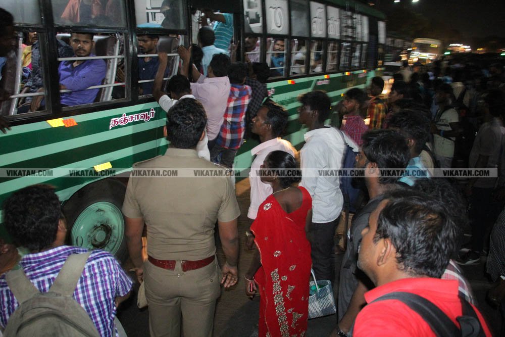 வாக்களிப்பதற்காக 'ரிஸ்க்' பயணம்... போதிய பேருந்துகளின்றி தவித்த மக்கள்! #NightVisit வாக்களிப்பதற்காக 'ரிஸ்க்' பயணம்... போதிய பேருந்துகளின்றி தவித்த மக்கள்! #NightVisit