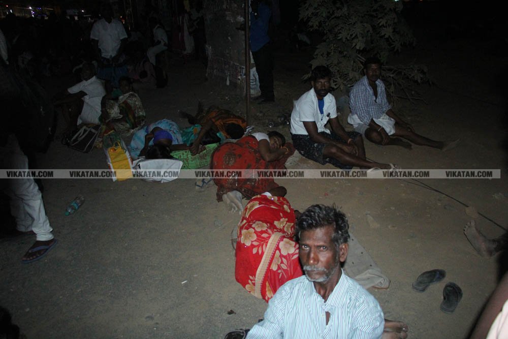 வாக்களிப்பதற்காக 'ரிஸ்க்' பயணம்... போதிய பேருந்துகளின்றி தவித்த மக்கள்! #NightVisit வாக்களிப்பதற்காக 'ரிஸ்க்' பயணம்... போதிய பேருந்துகளின்றி தவித்த மக்கள்! #NightVisit