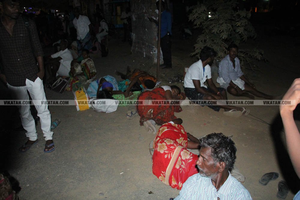 வாக்களிப்பதற்காக 'ரிஸ்க்' பயணம்... போதிய பேருந்துகளின்றி தவித்த மக்கள்! #NightVisit வாக்களிப்பதற்காக 'ரிஸ்க்' பயணம்... போதிய பேருந்துகளின்றி தவித்த மக்கள்! #NightVisit