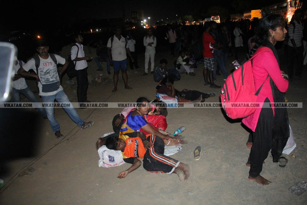 வாக்களிப்பதற்காக 'ரிஸ்க்' பயணம்... போதிய பேருந்துகளின்றி தவித்த மக்கள்! #NightVisit வாக்களிப்பதற்காக 'ரிஸ்க்' பயணம்... போதிய பேருந்துகளின்றி தவித்த மக்கள்! #NightVisit