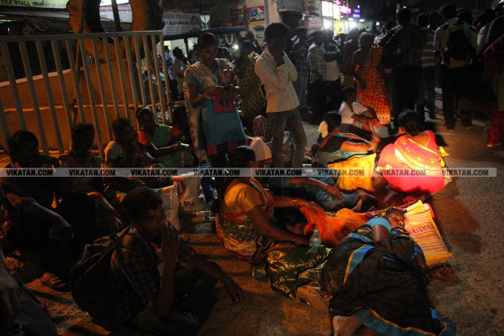 வாக்களிப்பதற்காக 'ரிஸ்க்' பயணம்... போதிய பேருந்துகளின்றி தவித்த மக்கள்! #NightVisit வாக்களிப்பதற்காக 'ரிஸ்க்' பயணம்... போதிய பேருந்துகளின்றி தவித்த மக்கள்! #NightVisit