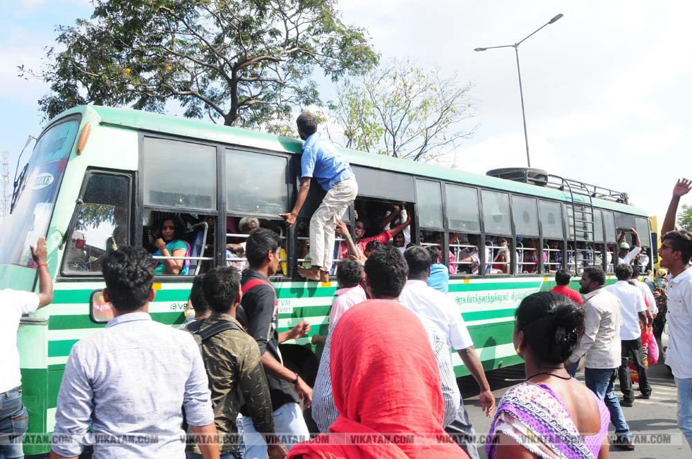வாக்களிப்பதற்காக 'ரிஸ்க்' பயணம்... போதிய பேருந்துகளின்றி தவித்த மக்கள்! #NightVisit வாக்களிப்பதற்காக 'ரிஸ்க்' பயணம்... போதிய பேருந்துகளின்றி தவித்த மக்கள்! #NightVisit