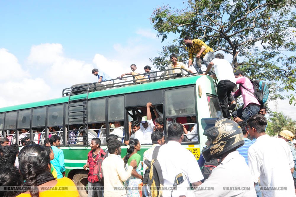 வாக்களிப்பதற்காக 'ரிஸ்க்' பயணம்... போதிய பேருந்துகளின்றி தவித்த மக்கள்! #NightVisit வாக்களிப்பதற்காக 'ரிஸ்க்' பயணம்... போதிய பேருந்துகளின்றி தவித்த மக்கள்! #NightVisit