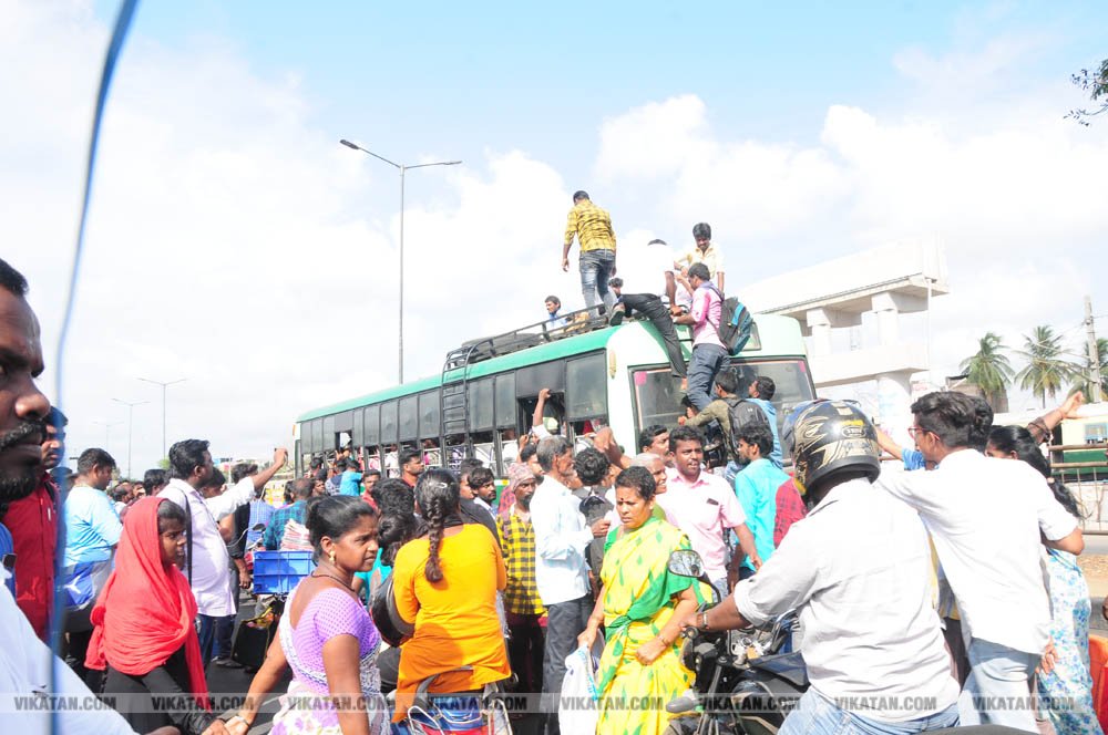வாக்களிப்பதற்காக 'ரிஸ்க்' பயணம்... போதிய பேருந்துகளின்றி தவித்த மக்கள்! #NightVisit வாக்களிப்பதற்காக 'ரிஸ்க்' பயணம்... போதிய பேருந்துகளின்றி தவித்த மக்கள்! #NightVisit