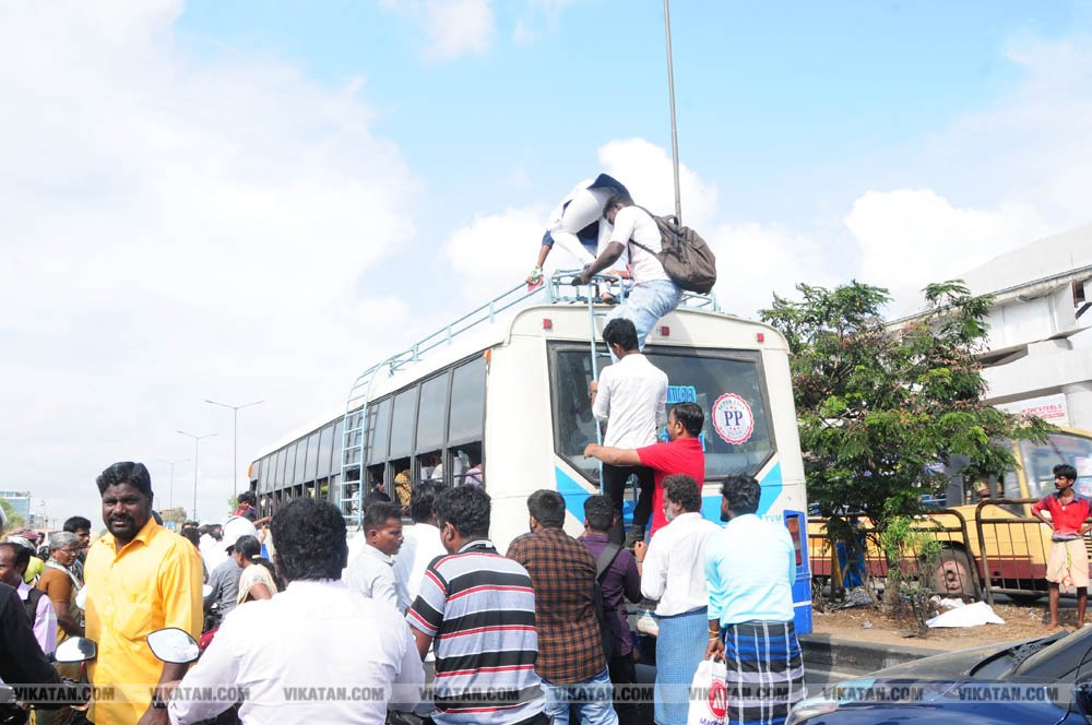 வாக்களிப்பதற்காக 'ரிஸ்க்' பயணம்... போதிய பேருந்துகளின்றி தவித்த மக்கள்! #NightVisit வாக்களிப்பதற்காக 'ரிஸ்க்' பயணம்... போதிய பேருந்துகளின்றி தவித்த மக்கள்! #NightVisit