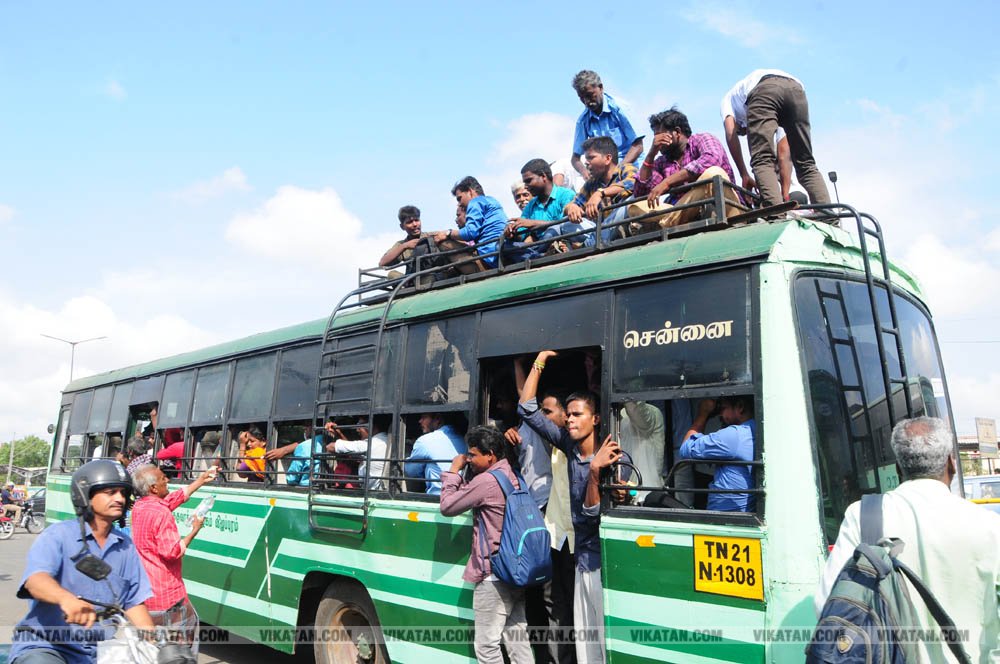 வாக்களிப்பதற்காக 'ரிஸ்க்' பயணம்... போதிய பேருந்துகளின்றி தவித்த மக்கள்! #NightVisit வாக்களிப்பதற்காக 'ரிஸ்க்' பயணம்... போதிய பேருந்துகளின்றி தவித்த மக்கள்! #NightVisit