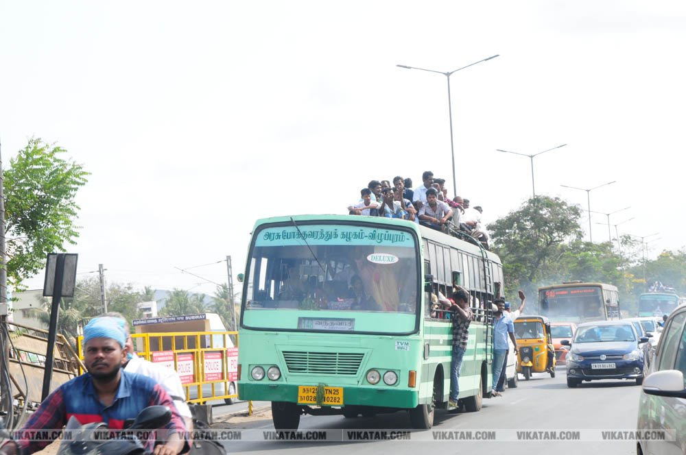 வாக்களிப்பதற்காக 'ரிஸ்க்' பயணம்... போதிய பேருந்துகளின்றி தவித்த மக்கள்! #NightVisit வாக்களிப்பதற்காக 'ரிஸ்க்' பயணம்... போதிய பேருந்துகளின்றி தவித்த மக்கள்! #NightVisit