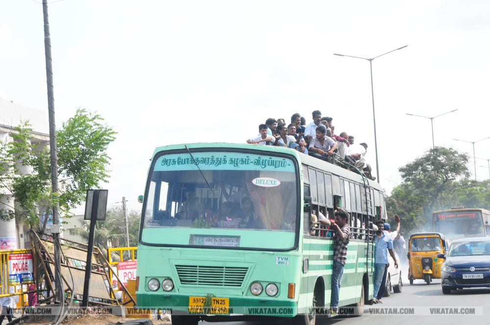 வாக்களிப்பதற்காக 'ரிஸ்க்' பயணம்... போதிய பேருந்துகளின்றி தவித்த மக்கள்! #NightVisit வாக்களிப்பதற்காக 'ரிஸ்க்' பயணம்... போதிய பேருந்துகளின்றி தவித்த மக்கள்! #NightVisit