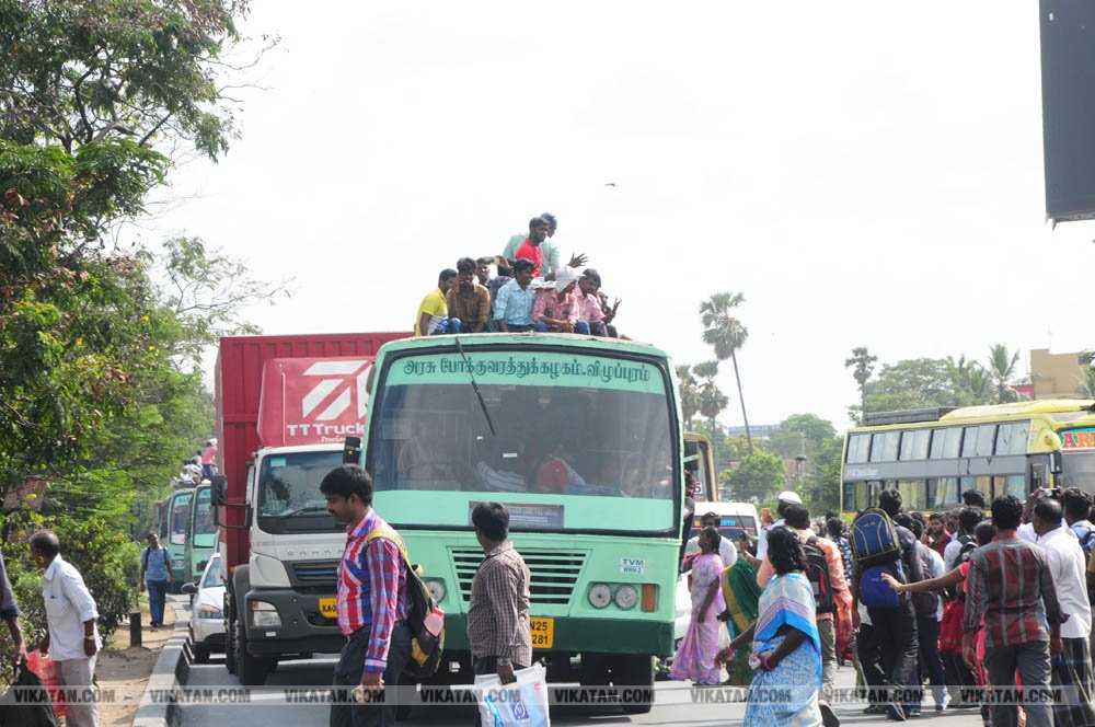 வாக்களிப்பதற்காக 'ரிஸ்க்' பயணம்... போதிய பேருந்துகளின்றி தவித்த மக்கள்! #NightVisit வாக்களிப்பதற்காக 'ரிஸ்க்' பயணம்... போதிய பேருந்துகளின்றி தவித்த மக்கள்! #NightVisit