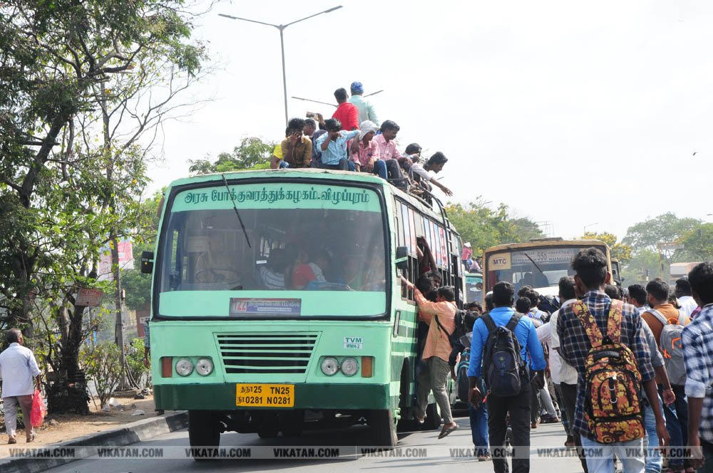 வாக்களிப்பதற்காக 'ரிஸ்க்' பயணம்... போதிய பேருந்துகளின்றி தவித்த மக்கள்! #NightVisit வாக்களிப்பதற்காக 'ரிஸ்க்' பயணம்... போதிய பேருந்துகளின்றி தவித்த மக்கள்! #NightVisit