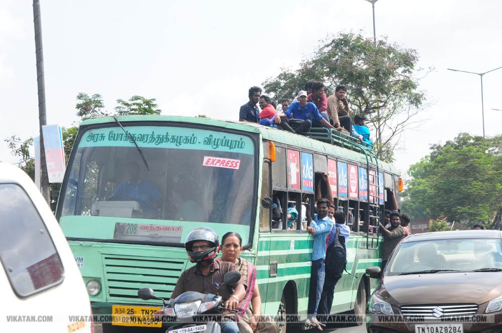 வாக்களிப்பதற்காக 'ரிஸ்க்' பயணம்... போதிய பேருந்துகளின்றி தவித்த மக்கள்! #NightVisit வாக்களிப்பதற்காக 'ரிஸ்க்' பயணம்... போதிய பேருந்துகளின்றி தவித்த மக்கள்! #NightVisit