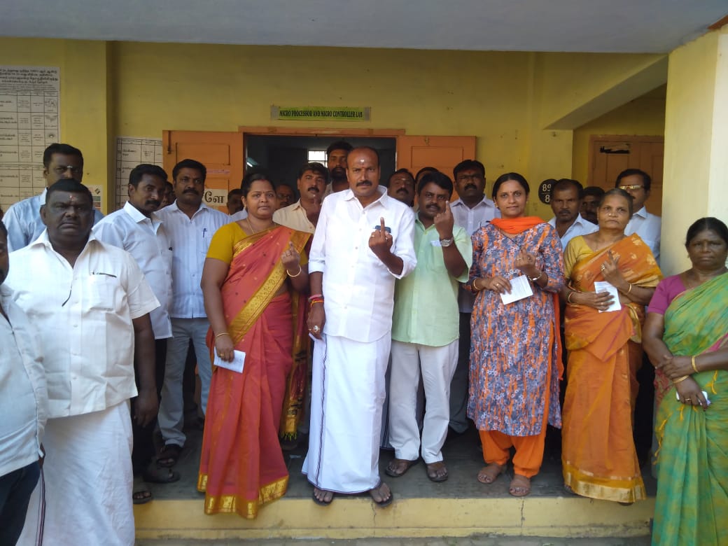 முதல் முறை ஓட்டளிப்பவர் முதல் 90 வயது பாட்டி வரை... தமிழகம் முழுவதும் களைகட்டிய ஜனநாயகத் திருவிழா! - சுவாரஸ்யப் புகைப்படத் தொகுப்பு முதல் முறை ஓட்டளிப்பவர் முதல் 90 வயது பாட்டி வரை... தமிழகம் முழுவதும் களைகட்டிய ஜனநாயகத் திருவிழா! - சுவாரஸ்யப் புகைப்படத் தொகுப்பு