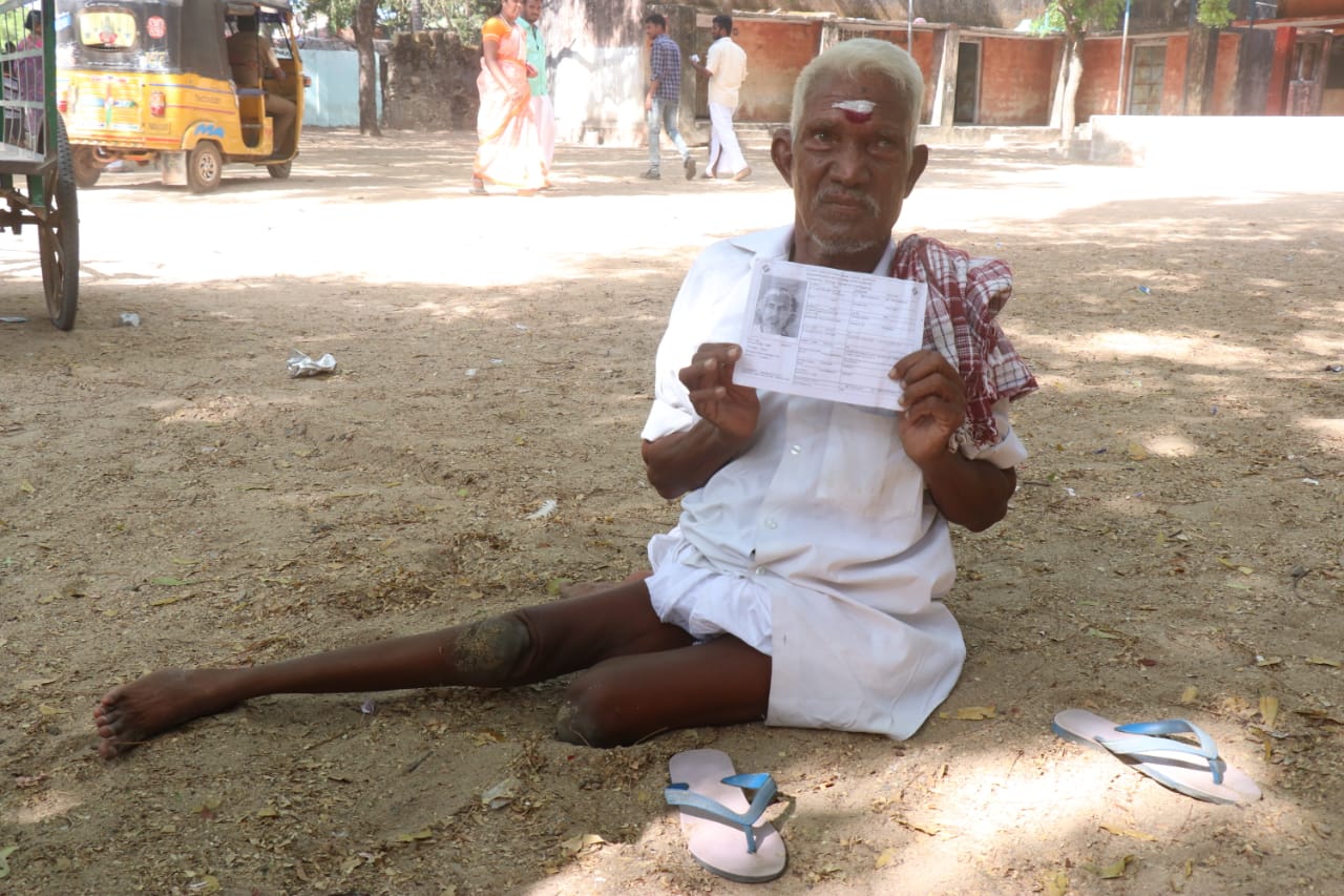 முதல் முறை ஓட்டளிப்பவர் முதல் 90 வயது பாட்டி வரை... தமிழகம் முழுவதும் களைகட்டிய ஜனநாயகத் திருவிழா! - சுவாரஸ்யப் புகைப்படத் தொகுப்பு முதல் முறை ஓட்டளிப்பவர் முதல் 90 வயது பாட்டி வரை... தமிழகம் முழுவதும் களைகட்டிய ஜனநாயகத் திருவிழா! - சுவாரஸ்யப் புகைப்படத் தொகுப்பு