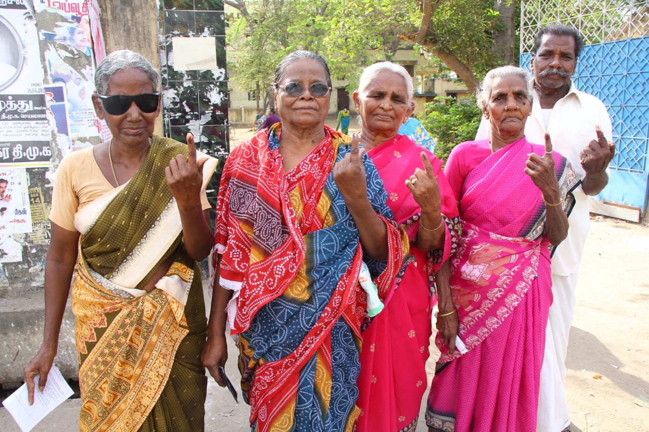 முதல் முறை ஓட்டளிப்பவர் முதல் 90 வயது பாட்டி வரை... தமிழகம் முழுவதும் களைகட்டிய ஜனநாயகத் திருவிழா! - சுவாரஸ்யப் புகைப்படத் தொகுப்பு முதல் முறை ஓட்டளிப்பவர் முதல் 90 வயது பாட்டி வரை... தமிழகம் முழுவதும் களைகட்டிய ஜனநாயகத் திருவிழா! - சுவாரஸ்யப் புகைப்படத் தொகுப்பு