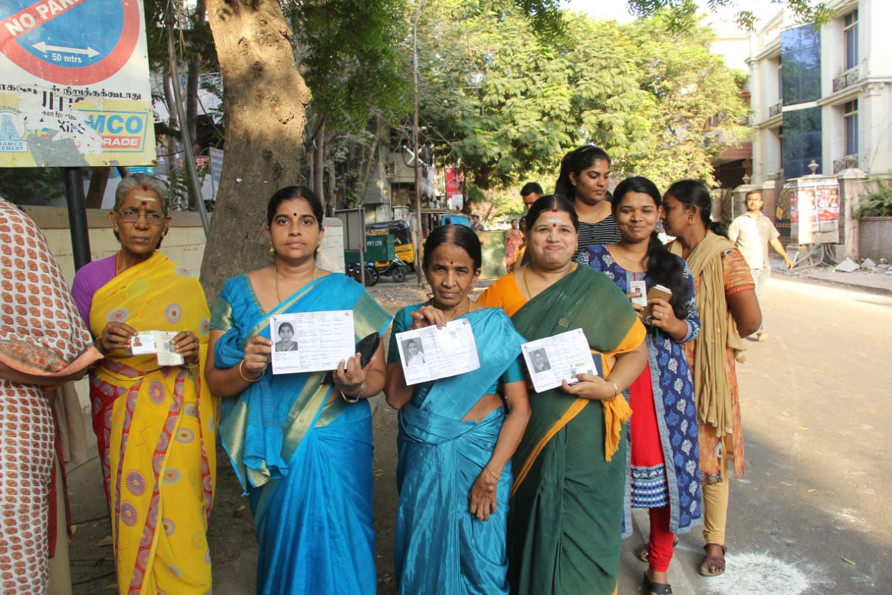 முதல் முறை ஓட்டளிப்பவர் முதல் 90 வயது பாட்டி வரை... தமிழகம் முழுவதும் களைகட்டிய ஜனநாயகத் திருவிழா! - சுவாரஸ்யப் புகைப்படத் தொகுப்பு முதல் முறை ஓட்டளிப்பவர் முதல் 90 வயது பாட்டி வரை... தமிழகம் முழுவதும் களைகட்டிய ஜனநாயகத் திருவிழா! - சுவாரஸ்யப் புகைப்படத் தொகுப்பு