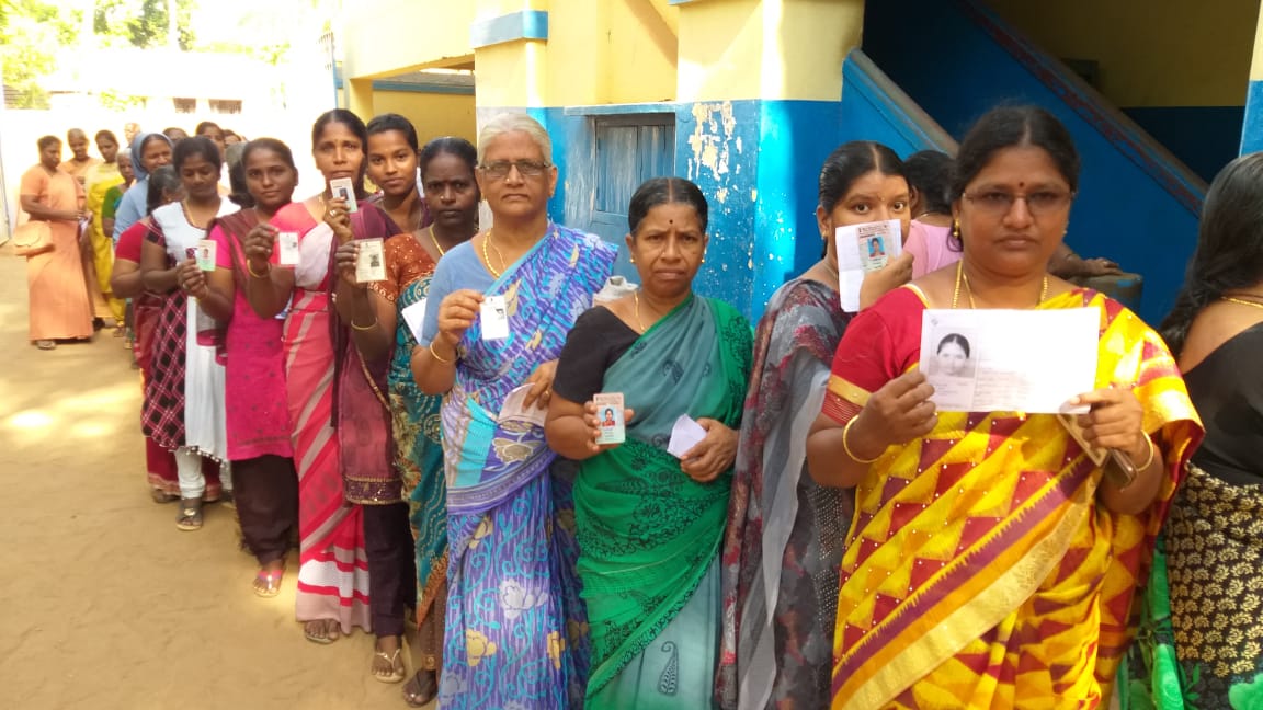 முதல் முறை ஓட்டளிப்பவர் முதல் 90 வயது பாட்டி வரை... தமிழகம் முழுவதும் களைகட்டிய ஜனநாயகத் திருவிழா! - சுவாரஸ்யப் புகைப்படத் தொகுப்பு முதல் முறை ஓட்டளிப்பவர் முதல் 90 வயது பாட்டி வரை... தமிழகம் முழுவதும் களைகட்டிய ஜனநாயகத் திருவிழா! - சுவாரஸ்யப் புகைப்படத் தொகுப்பு