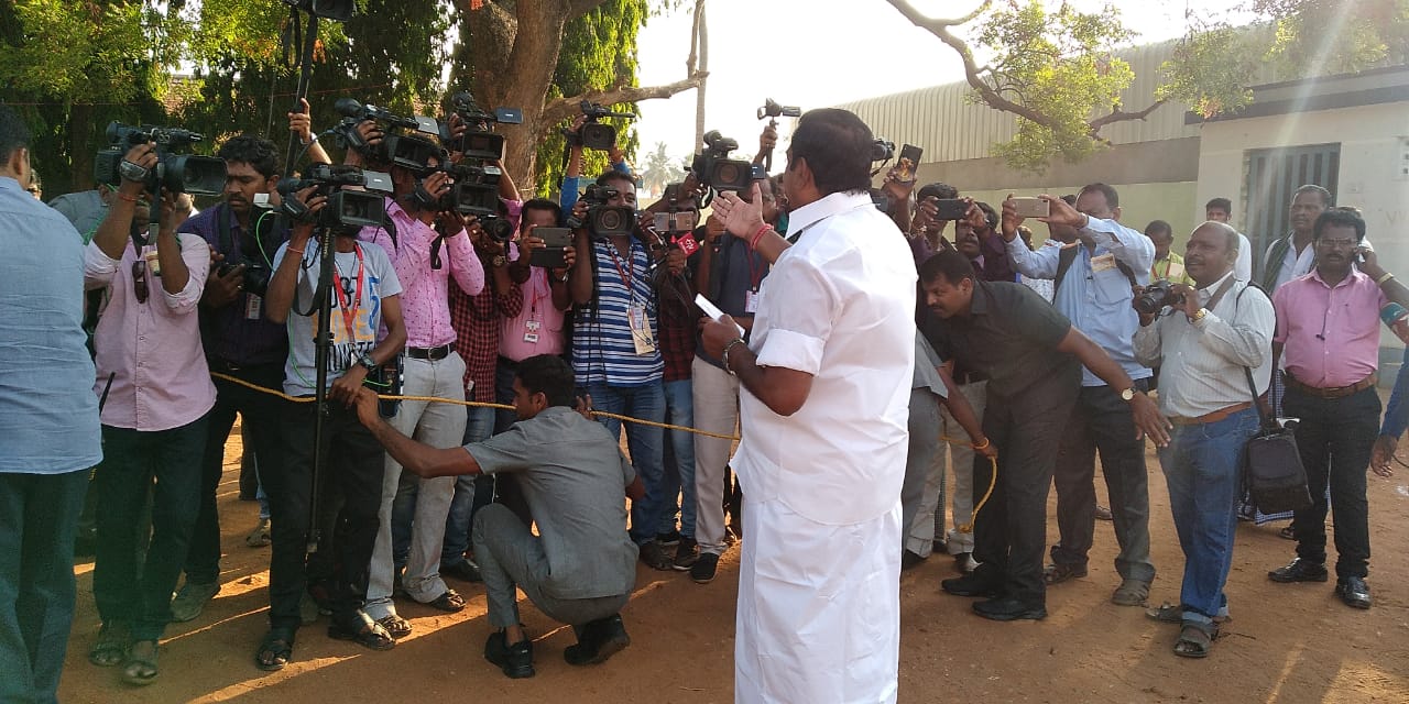 முதல் முறை ஓட்டளிப்பவர் முதல் 90 வயது பாட்டி வரை... தமிழகம் முழுவதும் களைகட்டிய ஜனநாயகத் திருவிழா! - சுவாரஸ்யப் புகைப்படத் தொகுப்பு முதல் முறை ஓட்டளிப்பவர் முதல் 90 வயது பாட்டி வரை... தமிழகம் முழுவதும் களைகட்டிய ஜனநாயகத் திருவிழா! - சுவாரஸ்யப் புகைப்படத் தொகுப்பு