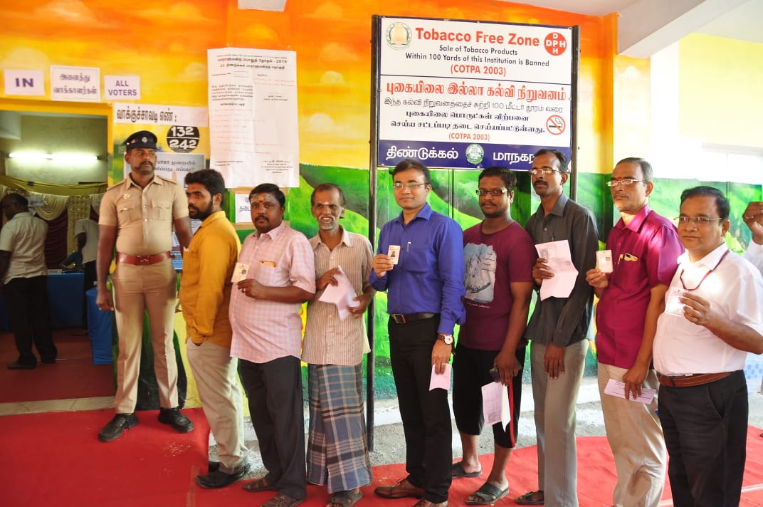 முதல் முறை ஓட்டளிப்பவர் முதல் 90 வயது பாட்டி வரை... தமிழகம் முழுவதும் களைகட்டிய ஜனநாயகத் திருவிழா! - சுவாரஸ்யப் புகைப்படத் தொகுப்பு முதல் முறை ஓட்டளிப்பவர் முதல் 90 வயது பாட்டி வரை... தமிழகம் முழுவதும் களைகட்டிய ஜனநாயகத் திருவிழா! - சுவாரஸ்யப் புகைப்படத் தொகுப்பு