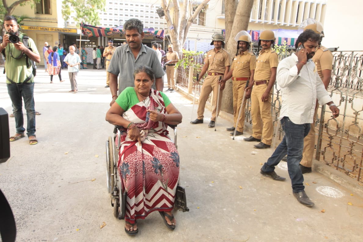 முதல் முறை ஓட்டளிப்பவர் முதல் 90 வயது பாட்டி வரை... தமிழகம் முழுவதும் களைகட்டிய ஜனநாயகத் திருவிழா! - சுவாரஸ்யப் புகைப்படத் தொகுப்பு முதல் முறை ஓட்டளிப்பவர் முதல் 90 வயது பாட்டி வரை... தமிழகம் முழுவதும் களைகட்டிய ஜனநாயகத் திருவிழா! - சுவாரஸ்யப் புகைப்படத் தொகுப்பு